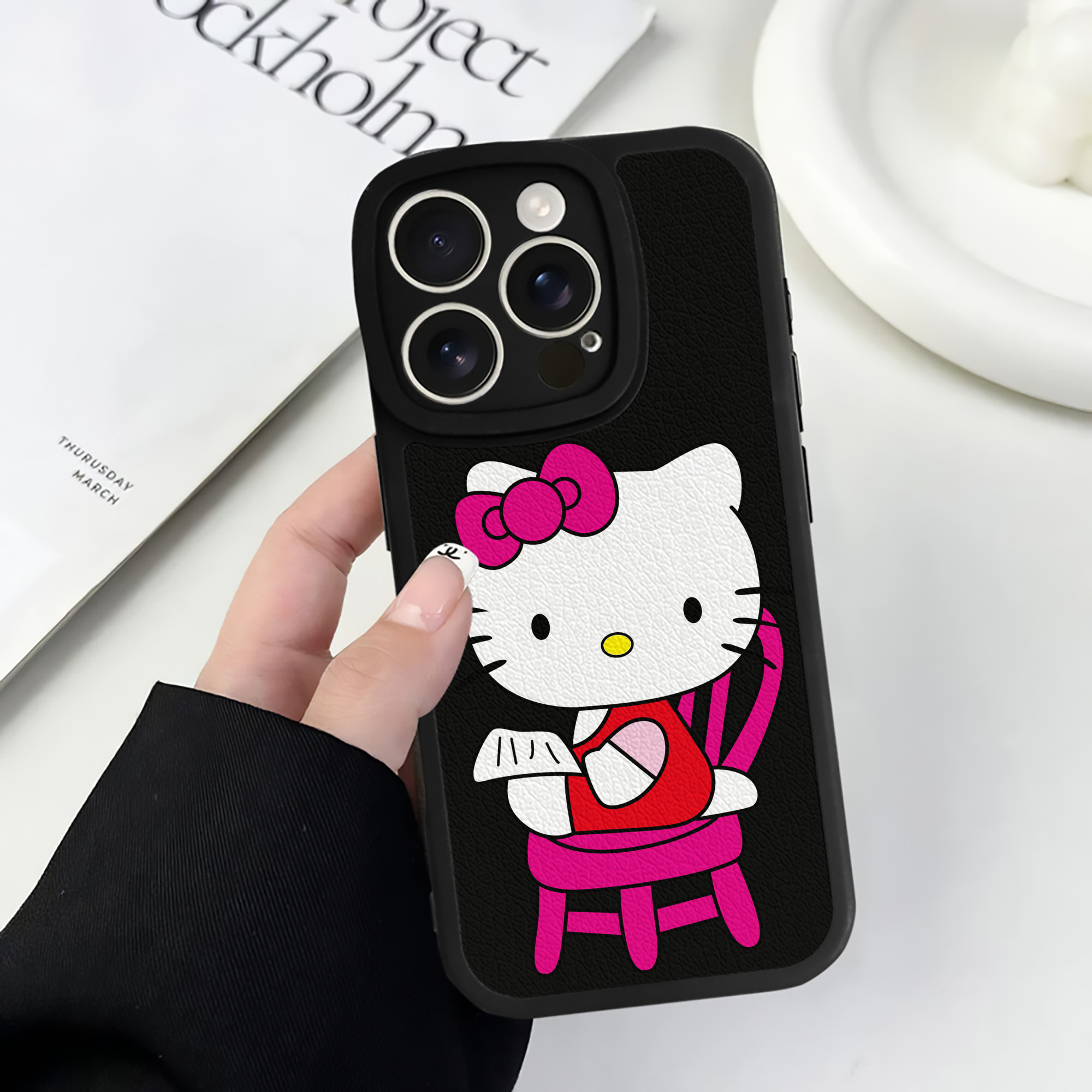 （画像用） Hello Kitty ハローキティ 【iPhone 16シリーズ対応】シリコンスマホケース（レザー調） 材質：シリコン